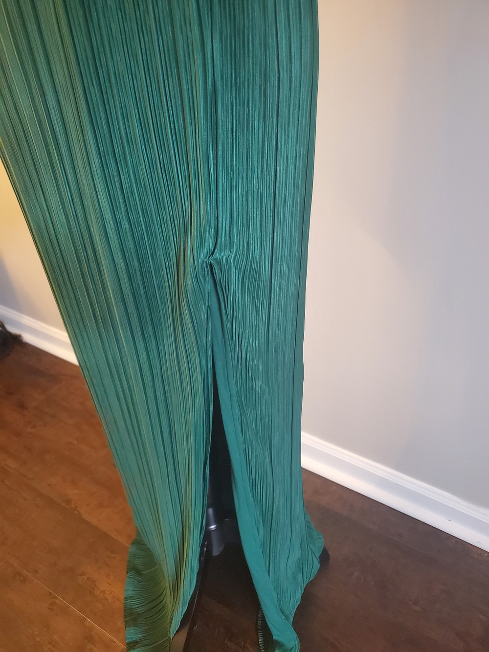 Elegant Green Pleated V-Neck Maxi Dress - Picture 2 of 5